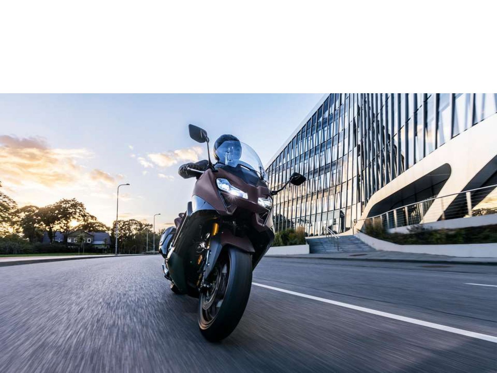 Скутер YAMAHA T-Max 560 TECH (Dark Magma) 2024
